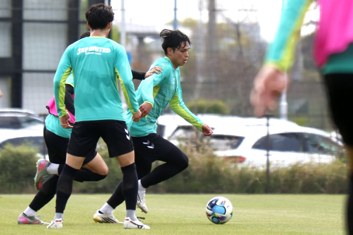 水戸戦で加入後初出場した #石尾陸登 選手に武器の一つである、簡単そうに抜けていくドリブルについて聞いてみました。
「空いてるんですよ。人の間が空いている。目の前に人が来れば、その横が空く」
それはそうなんでしょうけど、簡単そうに言われると余計にわかりません笑