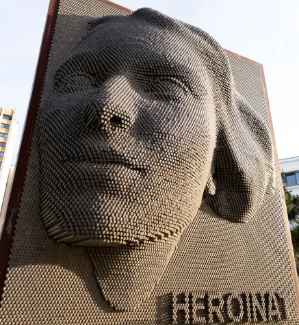 biobiontina's tweet photo. Sot ashtë Dita e të Mbijetuarve të Dhunës Seksuale gjatë luftës në Kosovë (1998–1999), ku viktima të këtij tmerri nga forcat serbe janë rreth 20,000 gra. 

Memoriali Heroinat në Prishtinë  ashtë i ndertun prej  20,000 gozhdave që përfaqësojnë gratë e dhunuar. 

Never forget! https://t.co/eyJNnkMhzy