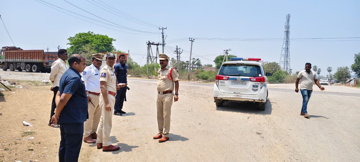 SpJagtial's tweet photo. As part of #AmbedkarJayanti celebrations, Jagtial Police are also taking a #RoadSafetyPledge under the #ArriveAliveprogram across the district. Activities include repairing potholes, installing radium stickers & setting up new signboards to enhance road safety and save lives. https://t.co/037SniMcBn