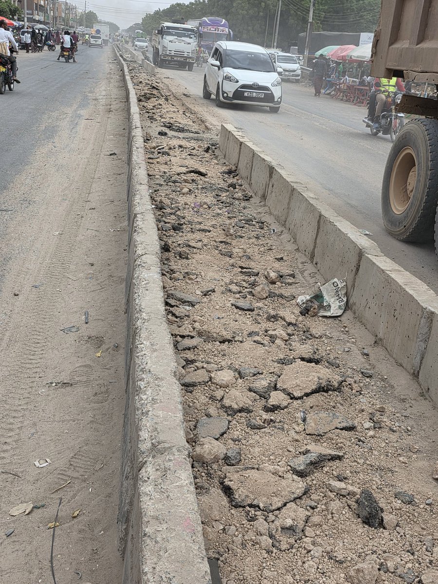 mohamedosmansh's tweet photo. The original design of #KisnayuRoad #Garissa and what #Corrupt #Kenha Engineers/Contractor have done @KeNHAKenya @WilliamsRuto @DekowMajor @rigathi https://t.co/kwaiBRWvij