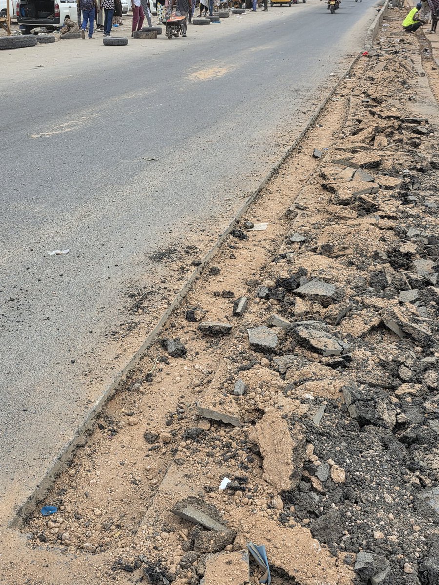 mohamedosmansh's tweet photo. The original design of #KisnayuRoad #Garissa and what #Corrupt #Kenha Engineers/Contractor have done @KeNHAKenya @WilliamsRuto @DekowMajor @rigathi https://t.co/kwaiBRWvij