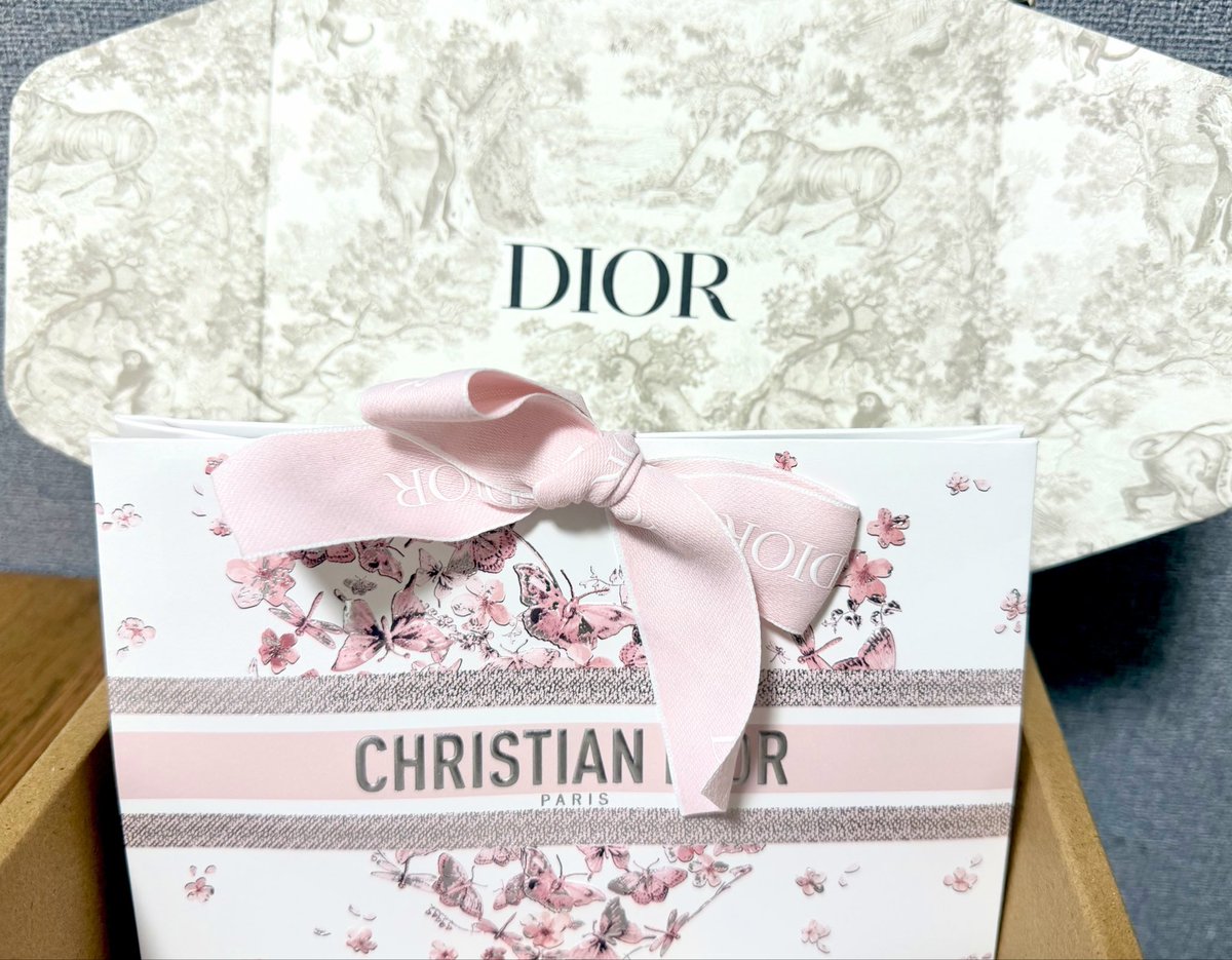 erizabeth25's tweet photo. Dior夏コスメ、いくつか予約しましたが
スティック481は予約分完売で💦仕事帰りに寄りやすい2店舗とも予約出来ずだったので、オンライン購入ーで、すぐに届いた。全部オンラインにすりゃ良かったか…と思いつつ、ひと足先に愛でる🥰 https://t.co/bgeSyb7nky
