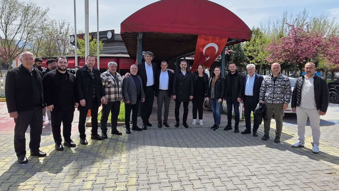 Belediye Başkanımız Av. Mustafa Kocaman ile birlikte Karamürsel İlçe Başkanımız Mecit Erdoğan ve Belediye meclis üyelerimizi misafir ettik. Nazik ziyaretleri için kendilerine teşekkür ederiz.

#kaRTEpeiçinakparti