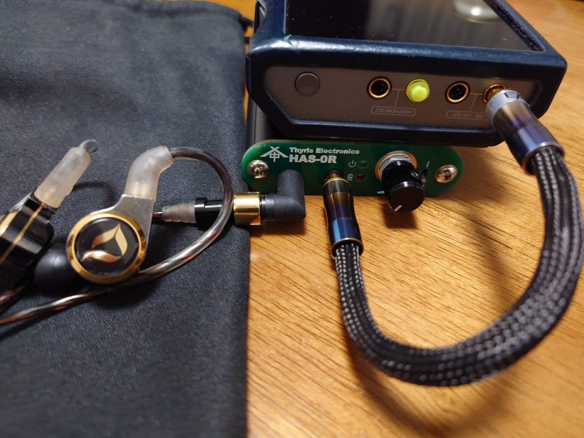 AG555AG's tweet photo. HAS-0R、第一印象は、とにかくキレッキレの音ですね。低クロストークと低歪みを突き詰めたらこんな音になるのかと。ただド直球で音が迫り来るので若干聴き疲れするかもという印象。
数日経過したらキレッレと同時に心地良い空間と響きが感じられるようになりました。これは他で味わえない感覚かも。 https://t.co/Zu9O2a1fvf