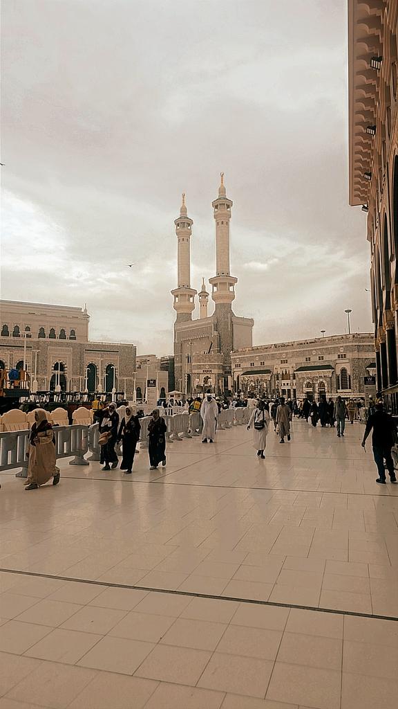 algisi1985's tweet photo. يقال إن كل شخص يحتاج له ثلاثه 
#اصحاب!!!
#الاول تضحك مع��
#الثاني تبكي معه
#الثالث تكبر معه

#المحظوظ من لقى الثلاثه بشخص واحد https://t.co/2JU9ujnQq6