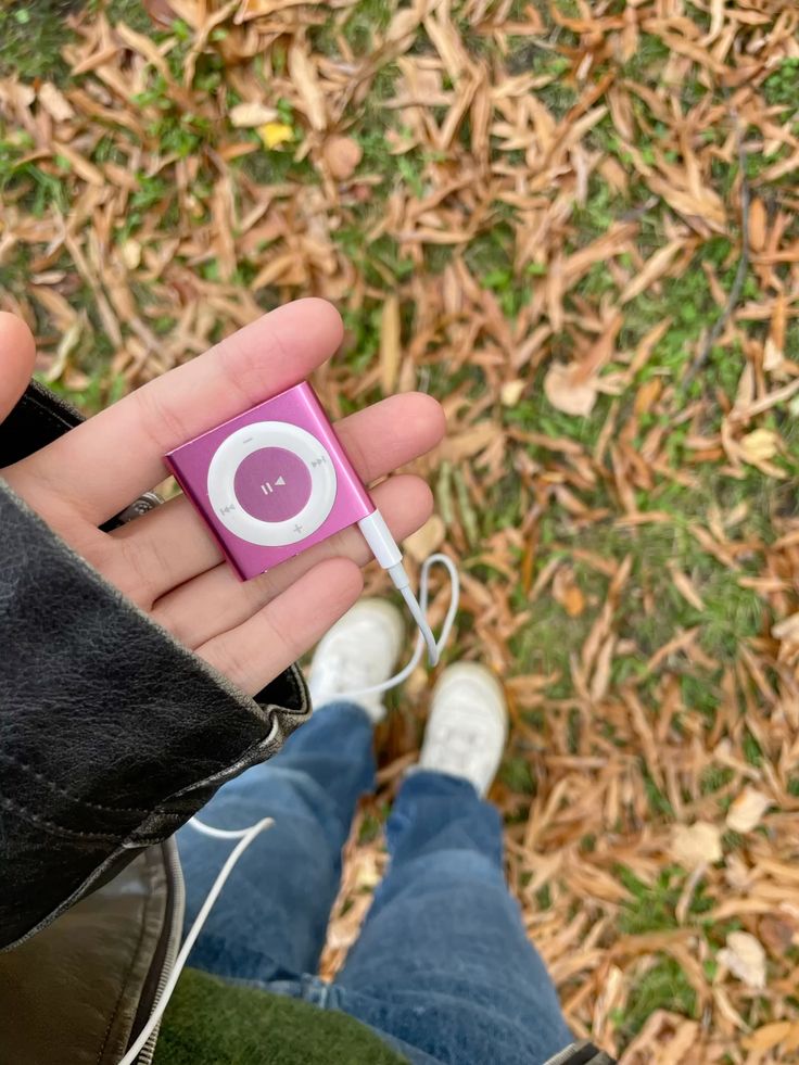 b𝘆. 2 tweet media