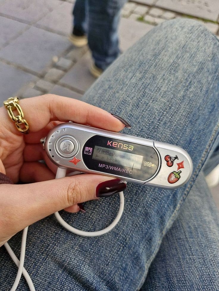 b𝘆. 2 tweet media