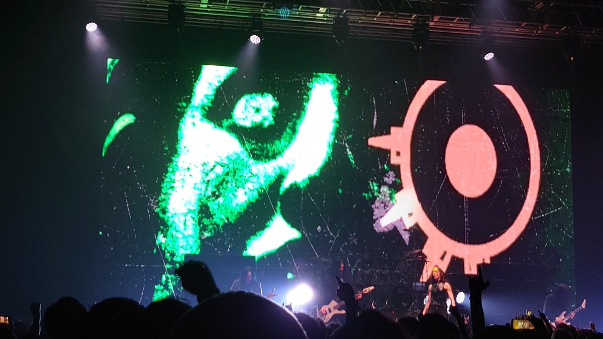 nova_Sun's tweet photo. Arch Enemy最高やった！
結構色んなアルバムからやってたな〜 https://t.co/txFybRV3iC