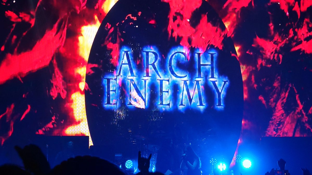 nova_Sun's tweet photo. Arch Enemy最高やった！
結構色んなアルバムからやってたな〜 https://t.co/txFybRV3iC