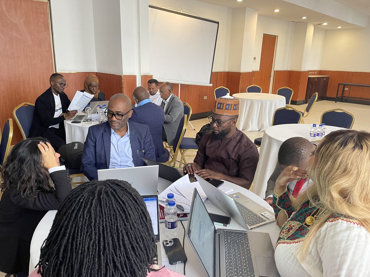UNDRR_Africa's tweet image. In Addis Ababa 🇪🇹 alongside @AU_DARBE and @CIMAFoundation, training Member States on the interoperability of #MHEWS 🚨 to improve institutional preparedness and operationalize #DRR products from the #AMHEWAS network 🌍