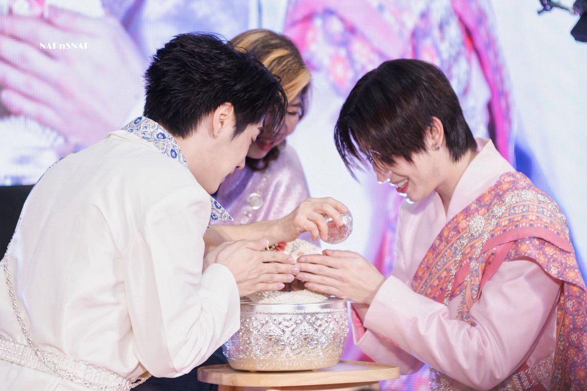 NAPnSNAP's tweet image. รดน้ำผู้ใหญ่ยังไงให้เหมือนงานนั้นขนาดนี้ 🥹🫠🥹

TFO SONGKRAN AT CENTRAL RM9
#CentralRama9xTleFirstone
#เติ้ลเฟิร์สวัน #TleFirstone
#TLE_mtm #Firstone