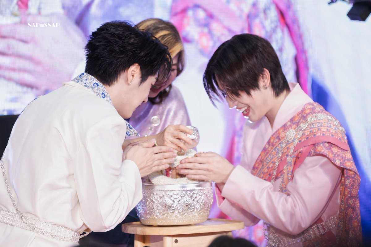 NAPnSNAP's tweet image. รดน้ำผู้ใหญ่ยังไงให้เหมือนงานนั้นขนาดนี้ 🥹🫠🥹

TFO SONGKRAN AT CENTRAL RM9
#CentralRama9xTleFirstone
#เติ้ลเฟิร์สวัน #TleFirstone
#TLE_mtm #Firstone