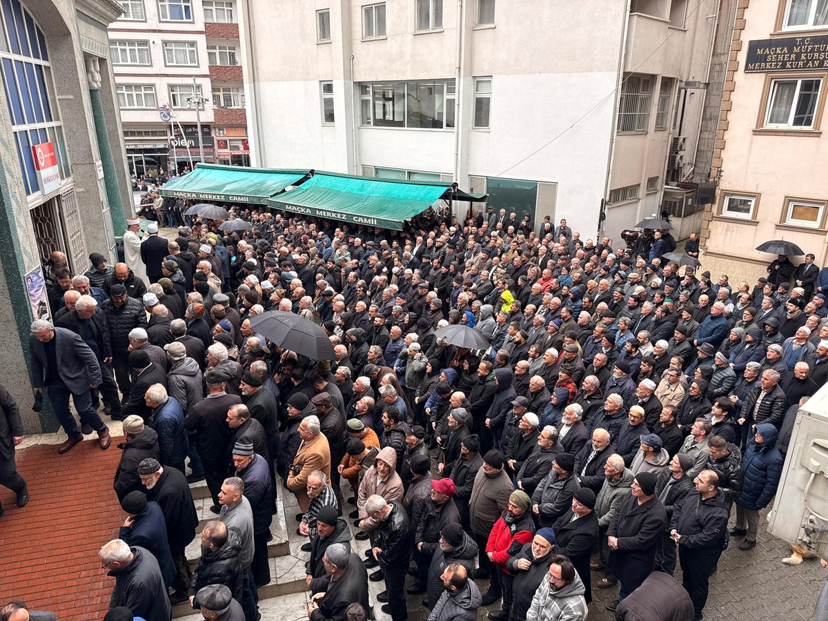 Trabzon Valiliği Basın ve Protokol Müdürümüz Yalçın Bahçekapılı’nın muhterem annesi Havva Bahçekapılı’yı dualarla son yolculuğuna uğurladık.

Merhumeye Allah’tan rahmet; kederli ailesine ve yakınlarına sabır ve başsağlığı diliyorum.