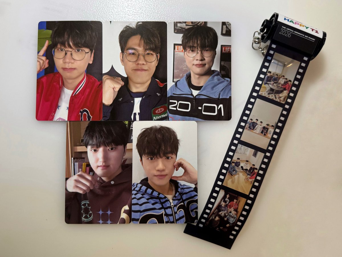 moonjjjunnie's tweet image. HELLO IM SO HAPPY THEYRE FINALLY HEREEEEE