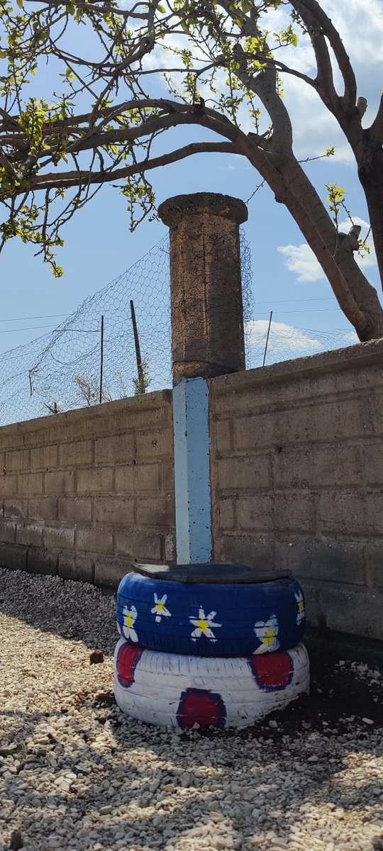 kelektepe's tweet photo. "Eski lastikler, yeni gülüşler! 🛞♻️ Sürdürülebilir bir gelecek için geri dönüşümü seviyor, okul bahçemizi kendi emeğimizle renklendiriyoruz. Öğrencilerimizin keyifle dinleneceği bu minik köşe şimdiden hazır.🏫🌳
@DerikKaymakam 
@ali_eyyupkoca 
@klcengiz 
@SuleymnAKIN 
@makdag47 https://t.co/rANHuQbEjX