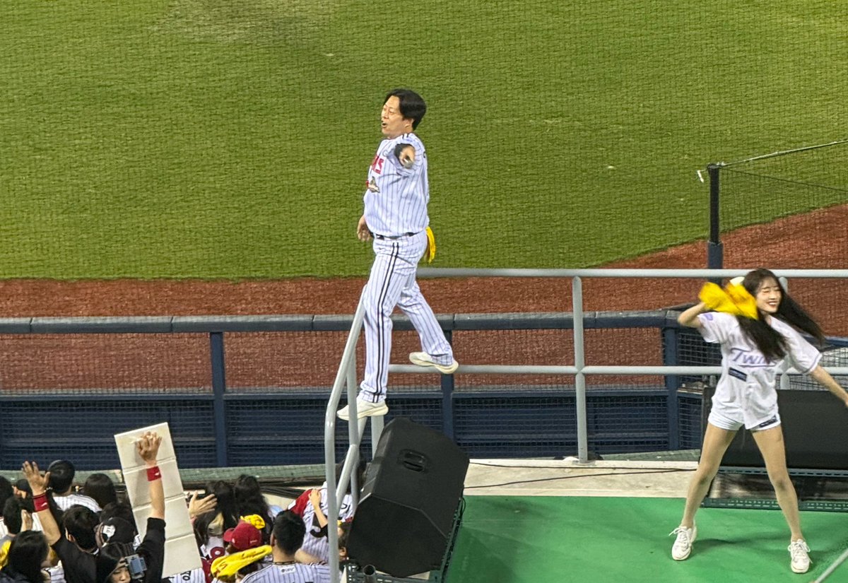 𝙀𝙐 tweet media