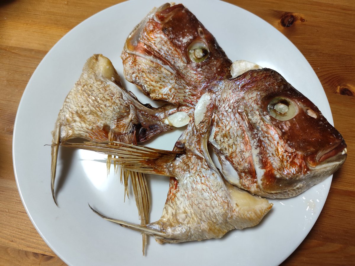 thpykha's tweet photo. 鯛のお頭の塩焼き、鯛の潮汁、ご飯 #自炊 #自炊記録 https://t.co/nsOGQyBBNB