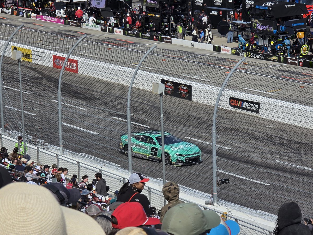 hendrick5244888's tweet photo. @PPistone @TheMikeBagley @SiriusXMNASCAR @MartinsvilleSwy im within 4 hours of the last 4 races,  unfortunately I could only attend one I chose the #paperclip as a @Hendrick9Team fan great for me!! https://t.co/UsOyf9jkJP
