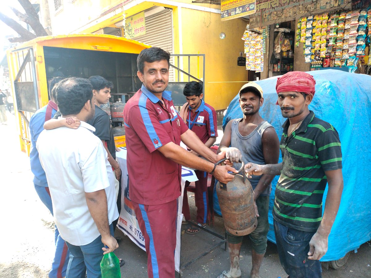 VASHILPGRO's tweet photo. #HPGasappeals all migrant workers to remain calm. Visit the nearest HP Gas Distributor with valid ID proof and take your #5Kg APPU cylinder home. #StayCalm #NoNeedToPanic #HPGasAppu #NoDocumentation #NaviMumbai
@HPCL https://t.co/TZpcoe9Dbr