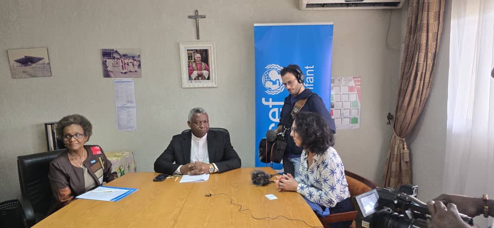 unicefcameroon's tweet image. 🇨🇲 Ahead of Pope Leo XIV's visit to #Cameroon, @NPerraultUNICEF (@unicefcameroon ) &amp;amp; Pr. TCHOUNGUI (#UCAC) speak to @RFIAfrique .
On the agenda: 
🔹 The Holy Father’s meeting with the academic world 🔹 Launch of the Master’s in #ChildrensRights: a strategic partnership 🤝
