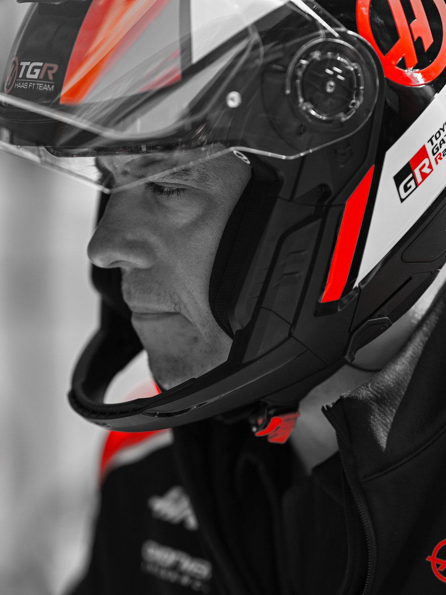 HaasF1Team's tweet image. Now everything's t̶e̶c̶h̶n̶i̶c̶o̶l̶o̶r̶ Haas colors 🔴⚪️⚫️

#HaasF1 #F1