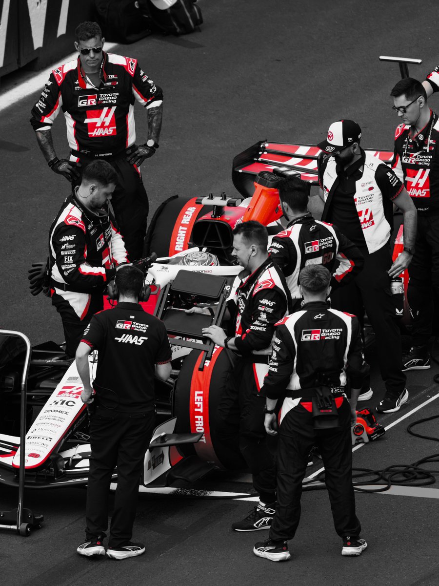 HaasF1Team's tweet image. Now everything's t̶e̶c̶h̶n̶i̶c̶o̶l̶o̶r̶ Haas colors 🔴⚪️⚫️

#HaasF1 #F1