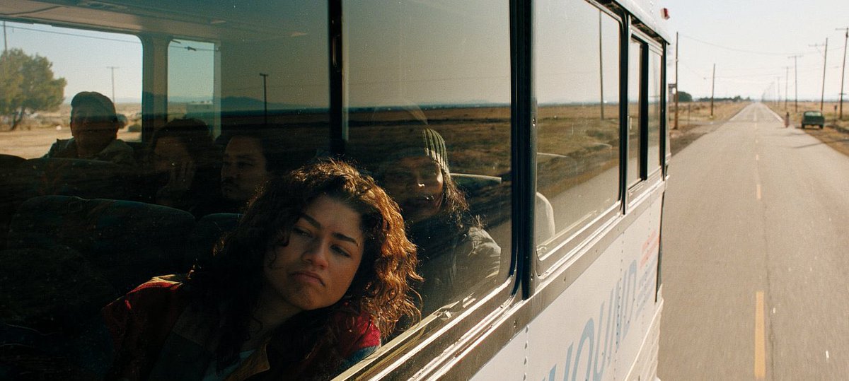 Pblcuartas's tweet photo. La nueva temporada de Euphoria tiene sin duda, de las mejores fotografías que he visto. Se ve hermosa. sin embargo a nivel narrativo todo se siente muyyy fuera de lugar y hasta turbio; desde la trama en si hasta sus personajes, muy ajeno a las dos primeras temporadas https://t.co/GoZcG0yP0x
