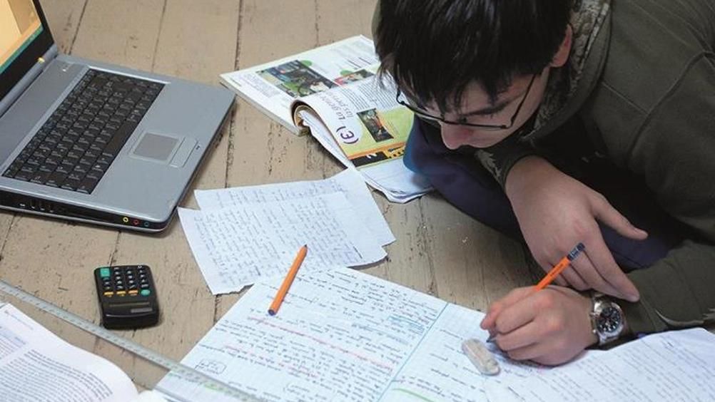 SecEd_Education's tweet image. Exam stress is normal but students need to understand it, harness it &amp;amp; spot when it becomes unhelpful. Erin Miller explores how #schools can #teach stress as part of exam preparation, helping students to build healthier revision routines: buff.ly/0wn7D36 #teaching #exams