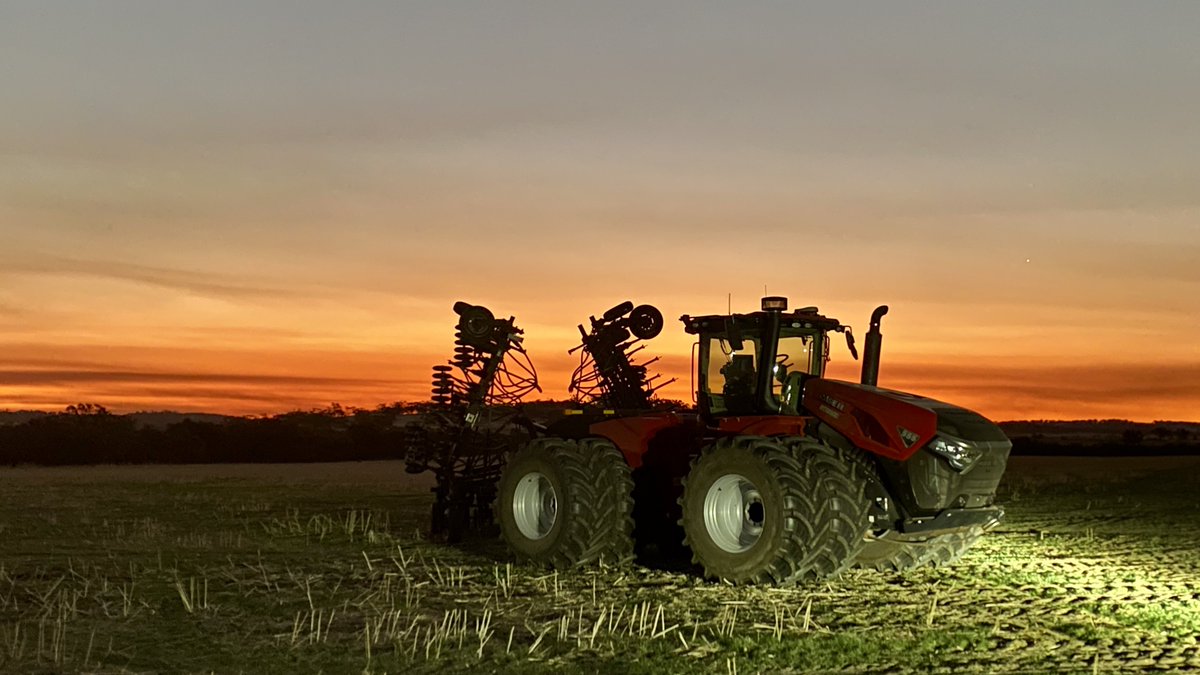 phil_honey's tweet photo. Sunset pics and GPS tweaks….. so far, sow good…. 👌 👩‍🌾 🚜 

#plant26 #CaseIH #precisionag #agtech #steiger #aussieag #precisionfarming https://t.co/S85j7PcWdP
