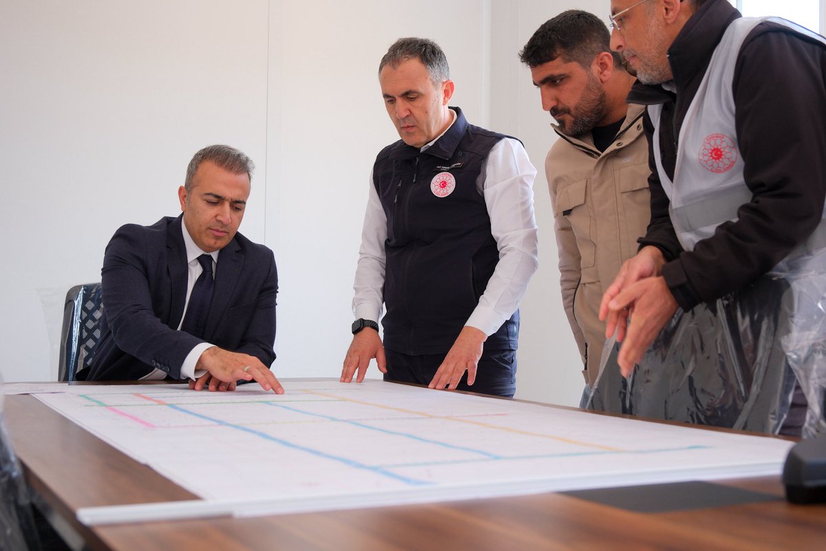 KaramanValiligi's tweet photo. Valimiz Sayın Hayrettin Çiçek, 2. Organize Sanayi Bölgesini ziyaret ederek yürütülen altyapı çalışmalarını yerinde inceledi.

İncelemeler kapsamında İl Özel İdare Genel Sekreteri ve 2. OSB Müdürü Ali Yener Terlemez tarafından Sayın Valimize projeye ilişkin detaylı bilgilendirme yapıldı.

Sayın Valimiz yaptığı değerlendirmede, 2. OSB’nin Karaman’ın sanayi altyapısını güçlendireceğini, yeni yatırımcıların bölgeye çekilmesine katkı sağlayacağını ve istihdamı artırarak bölge ekonomisine önemli bir ivme kazandıracağını ifade etti.

420 milyon TL ihale bedeliyle 2025 yılında başlayan altyapı projesinde;
•Yol yapımı
•İçme suyu hatları
•Atık su ve yağmur suyu altyapısı
•Telekomünikasyon hatları
•Elektrik şebekesi
çalışmaları yer almakta olup, 15 Aralık 2027 tarihinde tamamlanması planlanmaktadır.

T.C. Sanayi ve Teknoloji Bakanlığı’nın kredi desteğiyle hayata geçirilen Karaman 2. Organize Sanayi Bölgesi, tamamlandığında 200 hektarlık alan üzerinde 104 sanayi parseli ve ticari destek alanlarıyla modern ve kapsamlı bir üretim üssü haline gelecek.