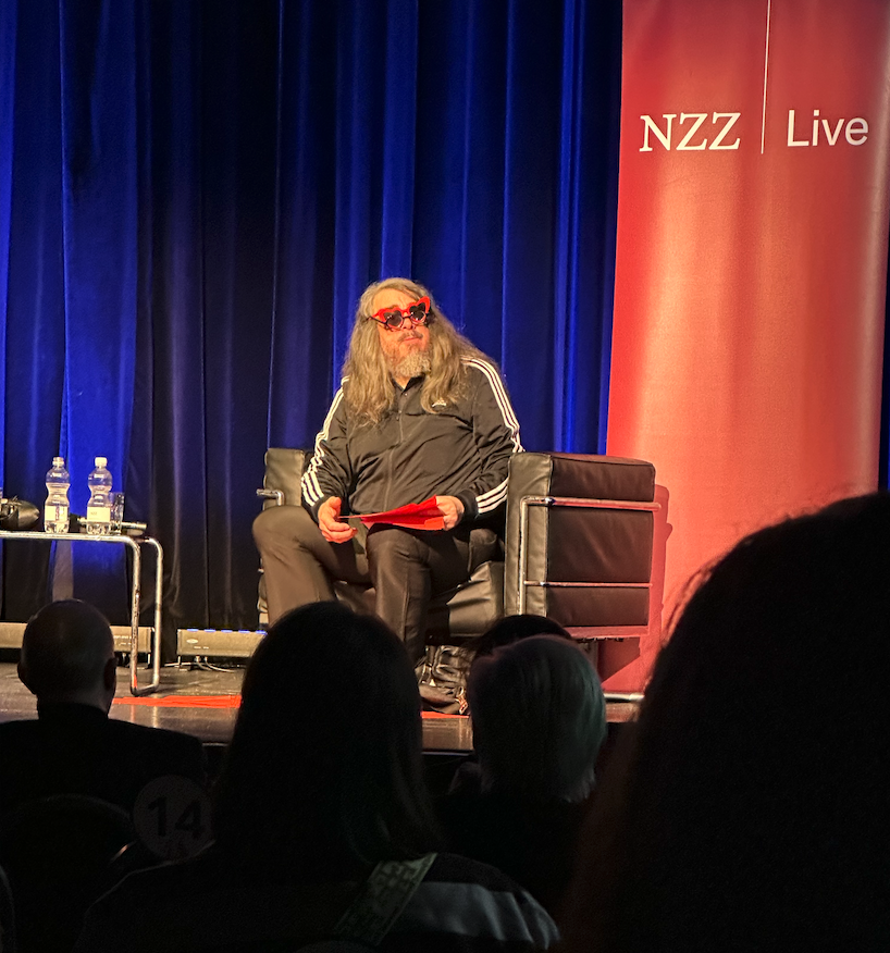 Kunst muss unpolitisch sein, um überhaupt wirksam zu sein: Anti-Politik als radikale Ästhetik, innerer Kampf als Fokus. Nietzsche, Sartre, Freud sind genauso Angelpunkte wie Beuys und poststrukturales Popverständnis.#JonathanMeese

Jonathan Meese erhielt eine Bühne von <a href="/NZZaS/">NZZ am Sonntag</a>