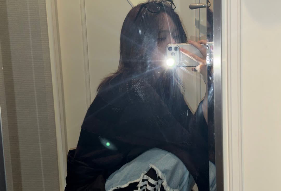 after a rough-tiring day, it's me slayed myself on the mirror and whispering to them "who's the fairest of them all?" mind you, it's always me!! 🐈💭