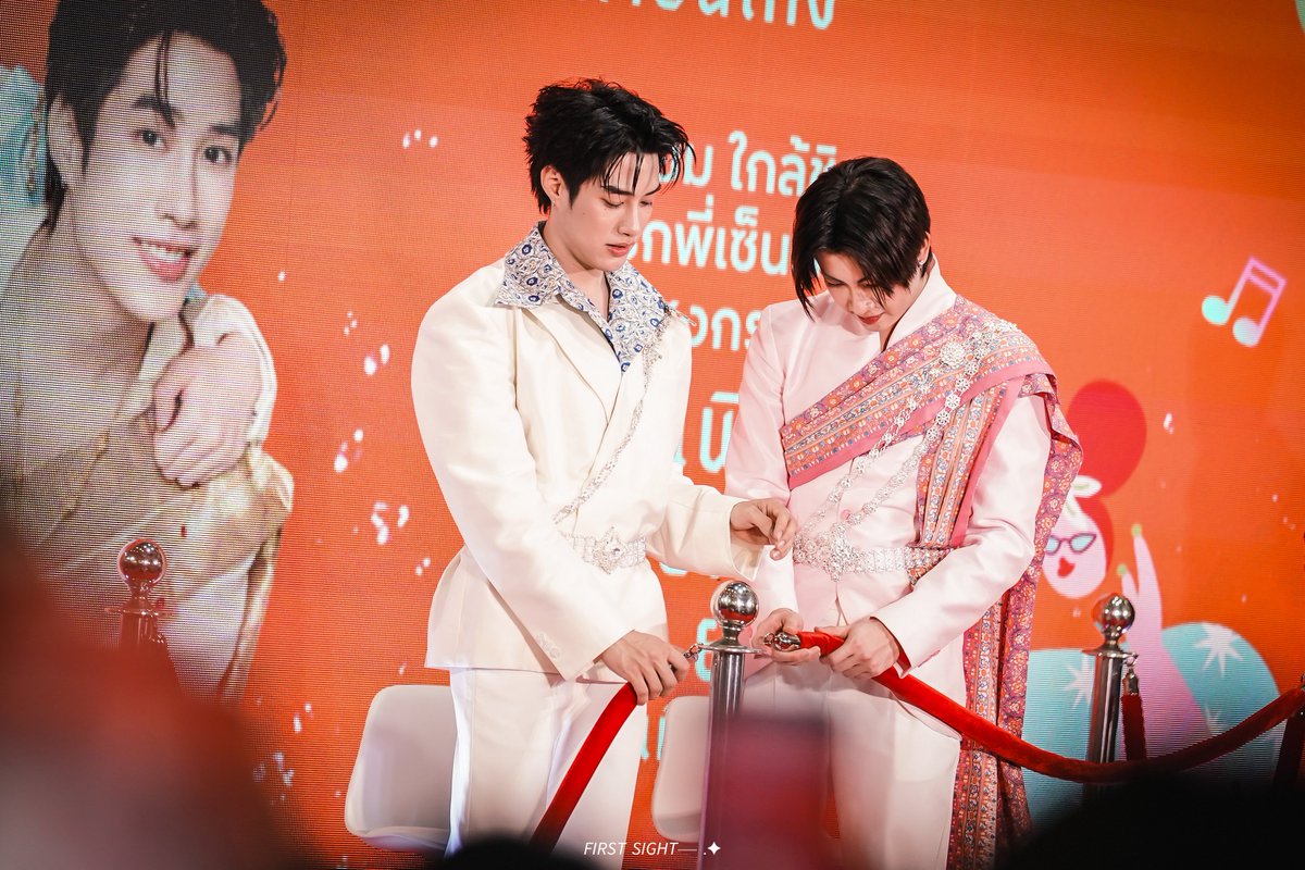 firstsight_2000's tweet image. สองอ้วมน่าย้ากมัีก!

TFO SONGKRAN AT CENTRAL RM9 #CentralRama9xTleFirstone