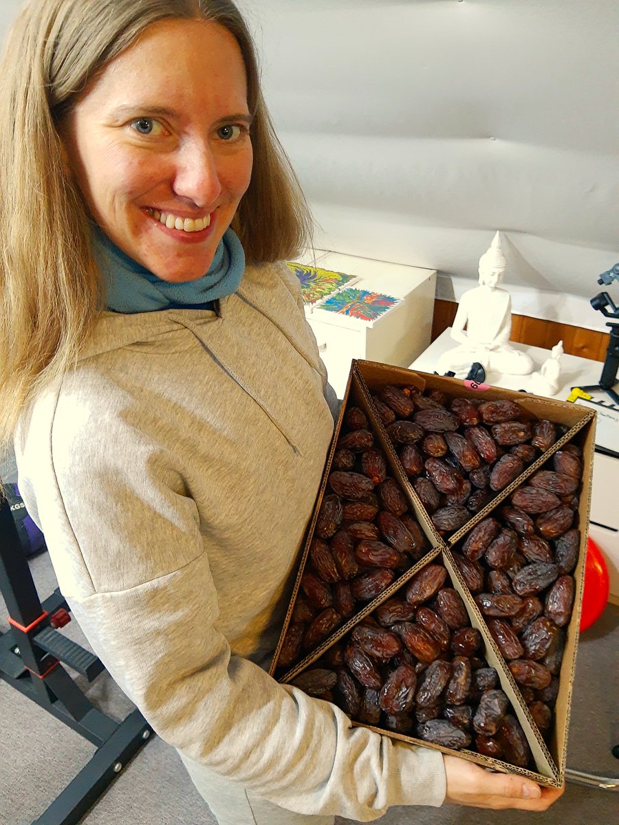 FitKateFitness's tweet image. 😂 Just got my hands on this massive box of dates!  How many kilos do you think are in here?  Also – serious question: how many dates is too much dates ? 
😊😊😊

#Dates #HealthySnacks #HowManyIsTooMany