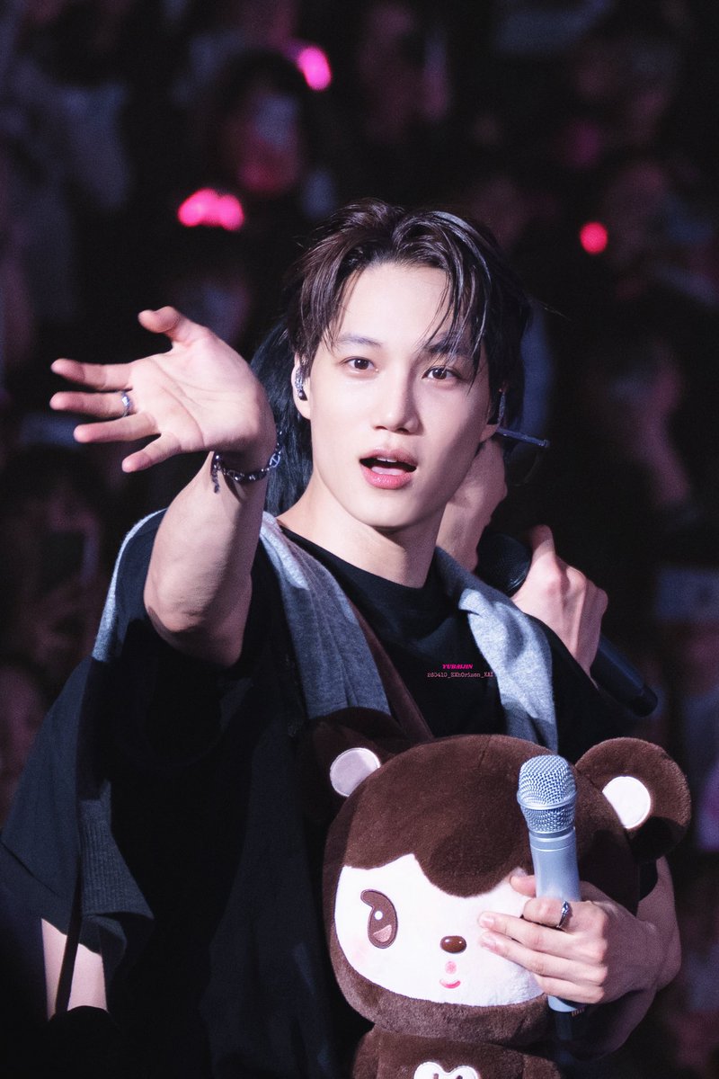 dks_yubaijin's tweet photo. 🥰 #KAI  &amp; his 🐻

260410_ #EXhOrizon_in_Seoul #카아 https://t.co/Fxhe8JEFCv