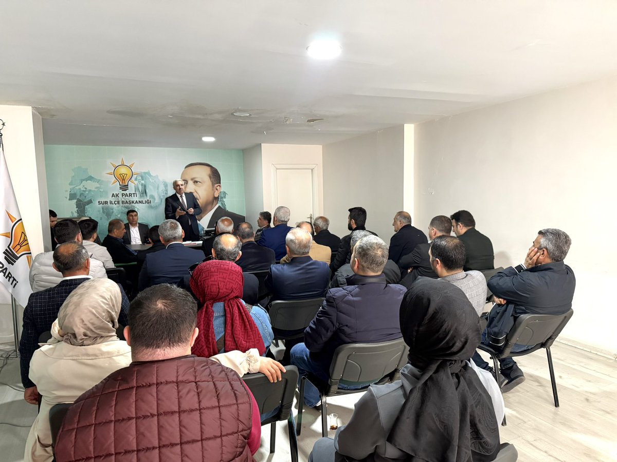 akparti_sur's tweet photo. 📍#SUR İlçe Teşkilat Binası 

İl Başkanımız Sayın Ömer İler, 

İlçe Başkanımız Sayın Davut Yıldız, İlçe Kadın Kolları Başkanımız Asiye Budak, İlçe Gençlik Kolları Başkanımız Velat Ülker eşliğinde;

#Haftalık Değerlendirme ve İstişare Toplantısı Gerçekleştirildi.

Hayırlı olsun.🙏🏻 https://t.co/wig2W0rn2y