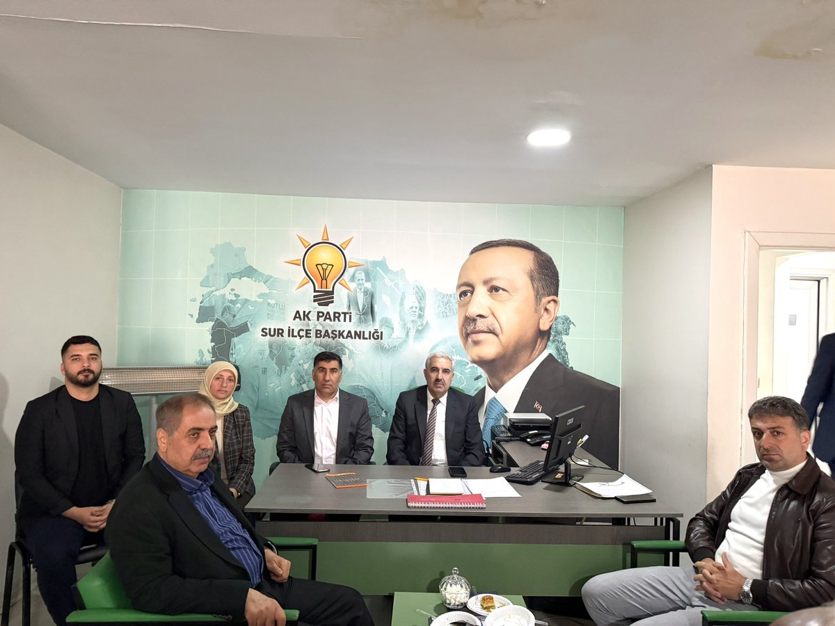 akparti_sur's tweet photo. 📍#SUR İlçe Teşkilat Binası 

İl Başkanımız Sayın Ömer İler, 

İlçe Başkanımız Sayın Davut Yıldız, İlçe Kadın Kolları Başkanımız Asiye Budak, İlçe Gençlik Kolları Başkanımız Velat Ülker eşliğinde;

#Haftalık Değerlendirme ve İstişare Toplantısı Gerçekleştirildi.

Hayırlı olsun.🙏🏻 https://t.co/wig2W0rn2y