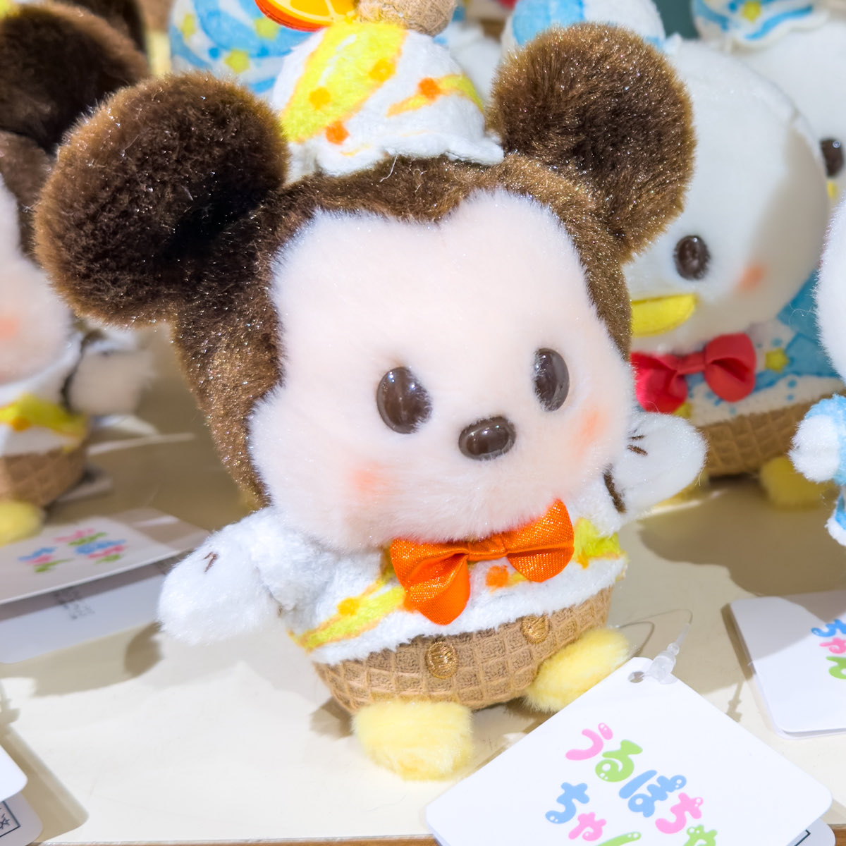 ディズニーストア アイスクリーム衣装のミッキー、ドナルド、ベイマ
