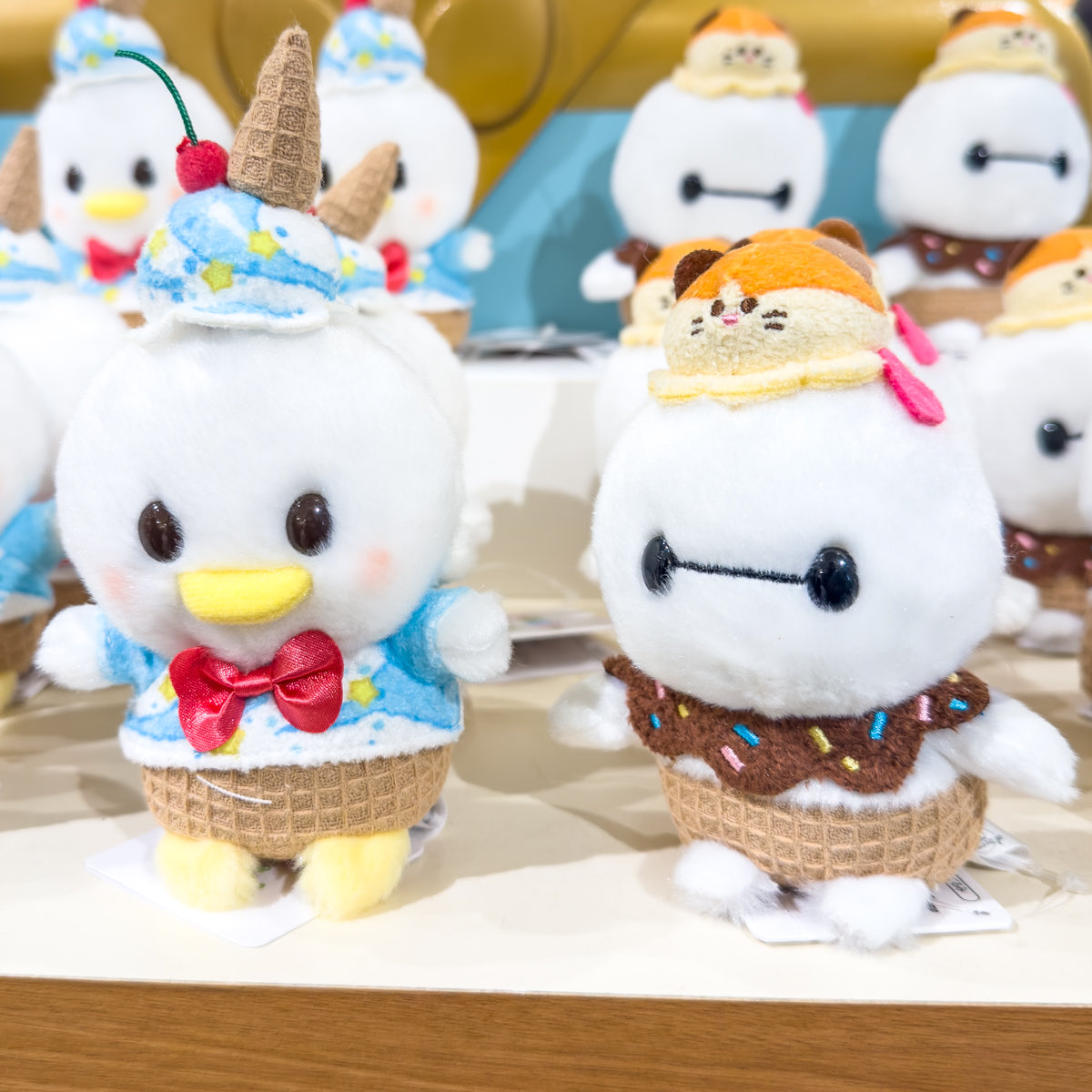 ディズニーストア アイスクリーム衣装のミッキー、ドナルド、ベイマ