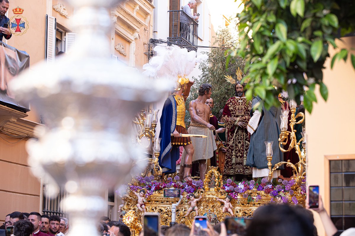 HdadRescate's tweet photo. ⚜️ 𝐆𝐀𝐋𝐄𝐑𝐈́𝐀 𝐌𝐀𝐑𝐓𝐄𝐒 𝐒𝐀𝐍𝐓𝐎

Quedarán siempre los recuerdos de la magnífica salida procesional del Martes Santo 2026. 

👉🏼 Os dejamos algunas de las mejores fotos de una jornada, ya histórica, bajo el enfoque de Jesús Palacios.

📸 @j16photos

#CofradíasMLG https://t.co/cVlpLuMwep