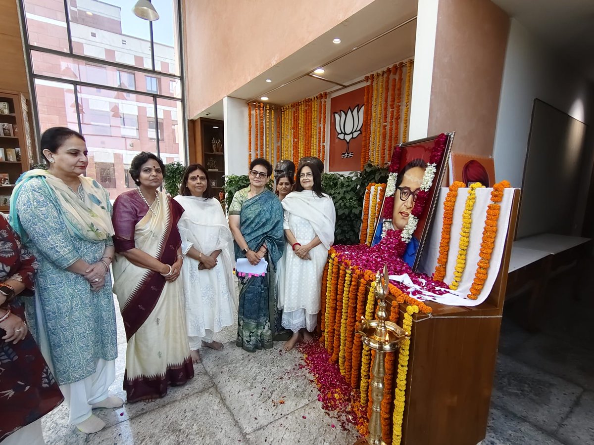 आज भारतीय जनता पार्टी के केंद्रीय कार्यालय में संविधान निर्माता भारत रत्न बाबा साहेब डॉ. भीमराव अंबेडकर जी की जयंती पर उन्हें श्रद्धा-सुमन अर्पित किए।
उनके विचार, आदर्श और संविधानिक मूल्यों की प्रेरणा हमें हमेशा समानता, न्याय और सशक्त समाज के निर्माण की दिशा दिखाती रहेंगी।