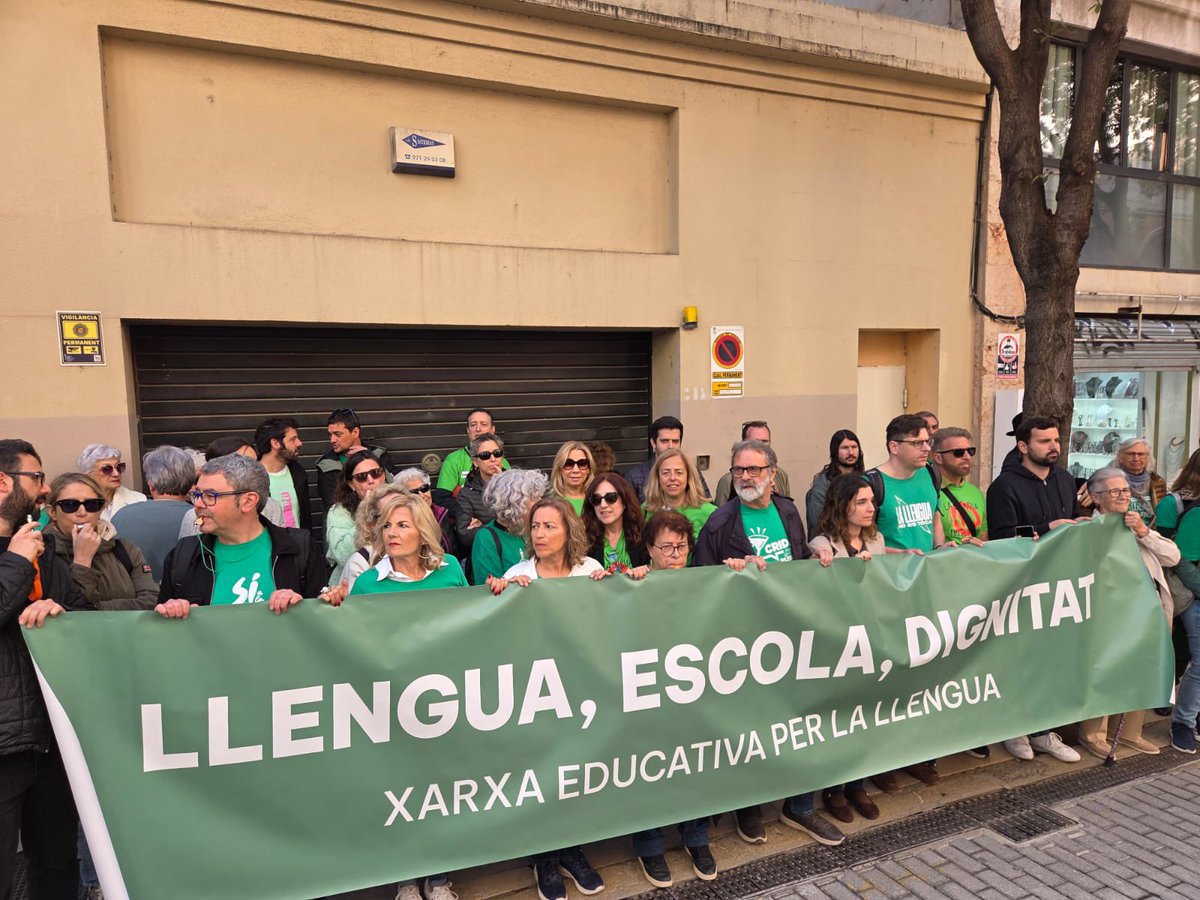 FECCOOIB's tweet photo. 📢 Avui hem sortit al carrer amb la Xarxa Educativa per la Llengua.

Per una educació digna i amb respecte per la nostra llengua.

❌ Més càrrega i pitjors condicions no són la solució
❌ Debilitar el català tampoc

🗣️ La llengua no es toca
🗣️ L’educació es defensa https://t.co/gvvf8geQVV