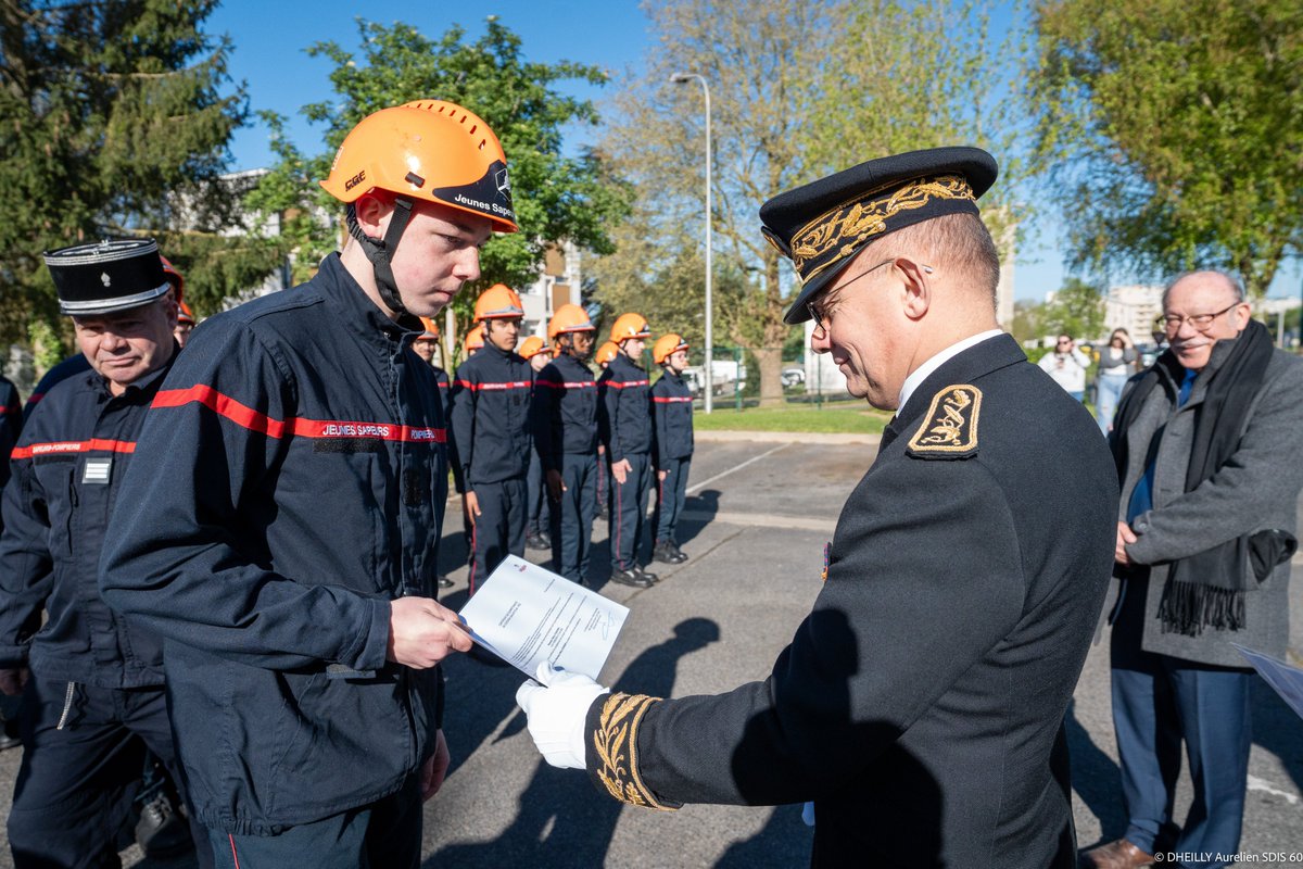 SDIS60's tweet image. #Engagement | Ce matin, M. Arnaud QUINIOU, sous-préfet chargé de la politique de la ville a remis les diplômes et galons aux jeunes sapeurs-pompiers de Nogent-sur-Oise / Montataire. L’occasion pour les JSP de mettre en pratique leurs acquis au travers de démonstrations.