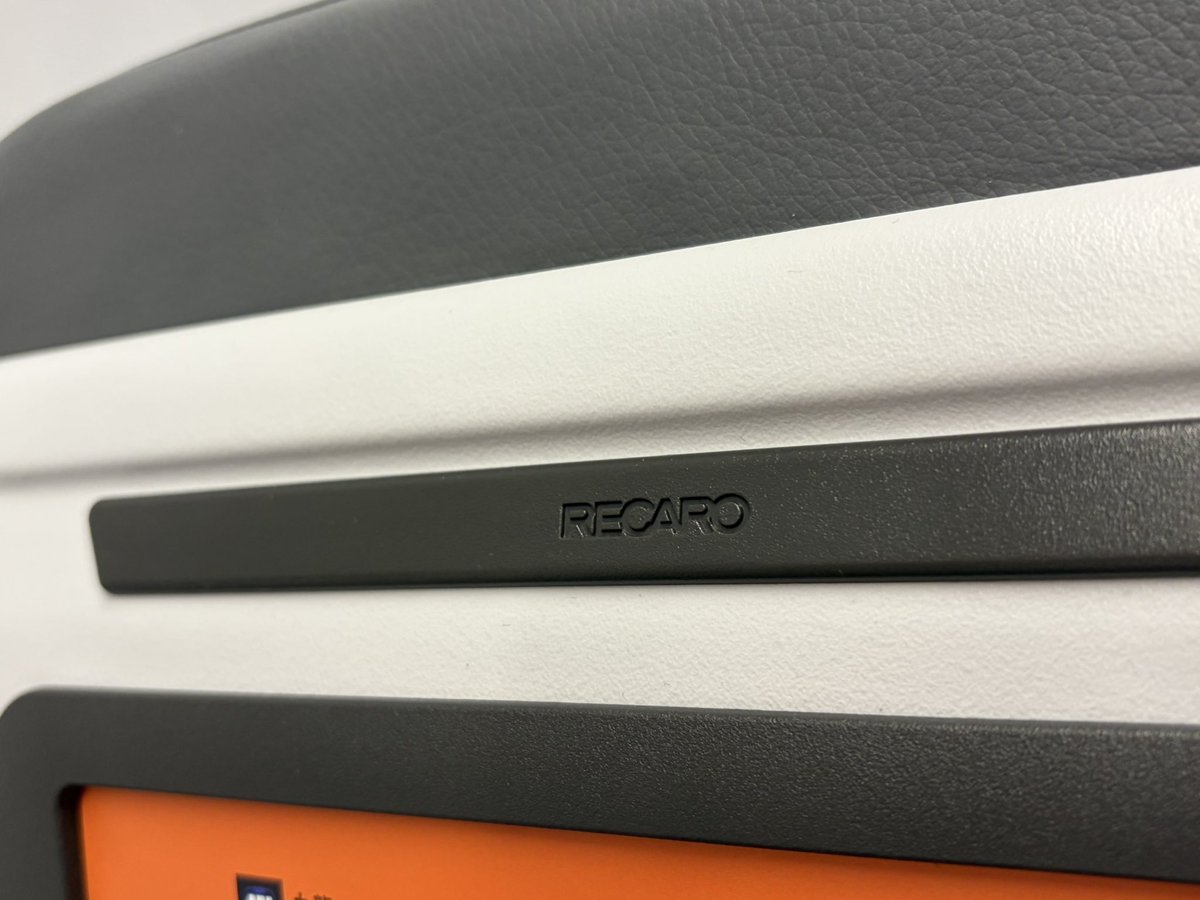 kufoto's tweet image. 飛行機　心配になるくらい人が少ないです…
最近の飛行機の座席RECAROが増えてきましたね♪ では帰国します。