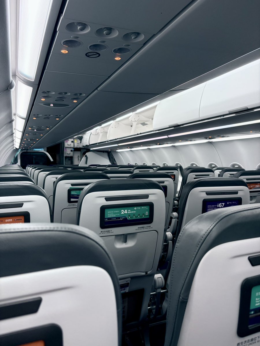 kufoto's tweet image. 飛行機　心配になるくらい人が少ないです…
最近の飛行機の座席RECAROが増えてきましたね♪ では帰国します。