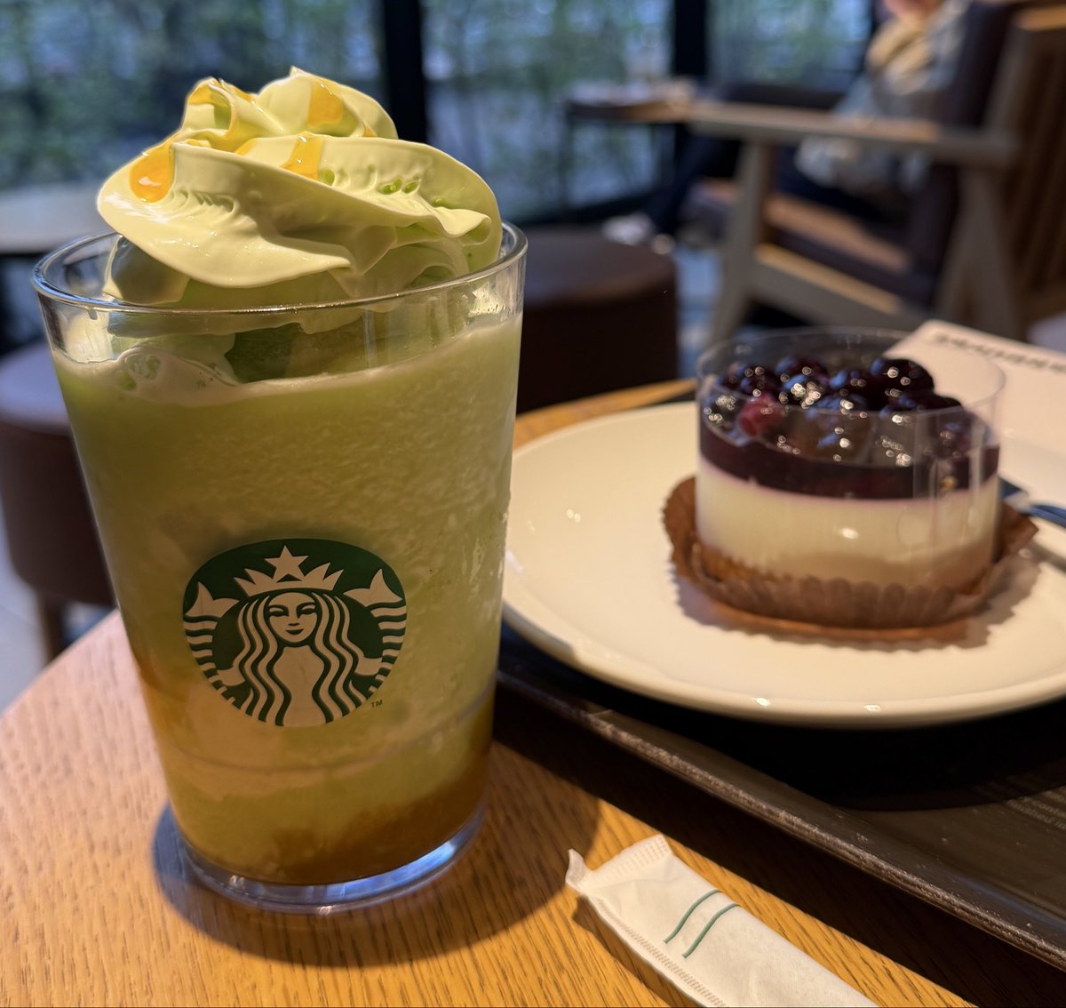 mine000007's tweet photo. メロメロん
思った以上にメロン
ブルーベリーケーキも美味しい https://t.co/okjAkMLvbp
