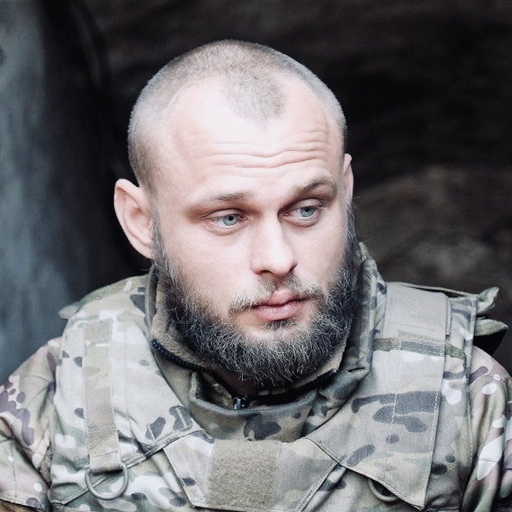 praviy_sector's tweet photo. Згадаємо.

Сьогодні, 14 квітня, міг би відзначати свій день народження боєць Добровольчого Українського Корпусу «Правий сектор» Олександр Конах (друг «Собр»).

Свій шлях у національно-визвольній боротьбі «Собр» розпочав на Майдані в легендарному загоні «Черепашки». Згодом долучився до захисту України на фронті. Брав участь у звільненні Авдіївки та боях у різних районах Донецької й Луганської областей.

5 лютого 2019 року друг «Собр» загинув.

Він пройшов важкий шлях. Україна втратила світлу людину, вірного побратима й одного зі своїх найкращих синів.

Вічна пам’ять, брате!

#правий_сектор #дукпс #правийсектор #війна #добровольці