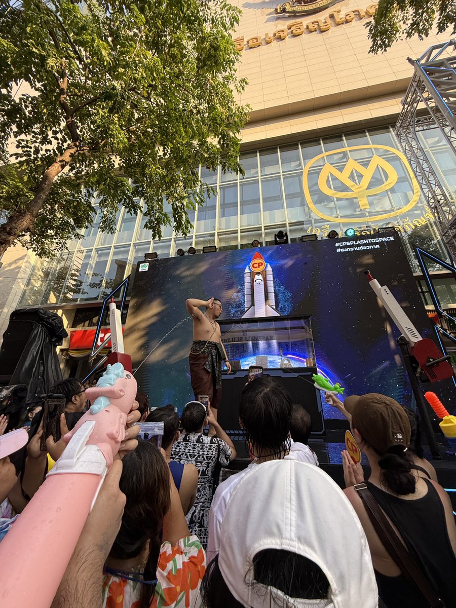 Pansajj's tweet photo. สงกรานต์นี้…ลอยตัวก็เปียกได้!

 #CPSplashtospace #สงกรานต์อวกาศ https://t.co/9ffjz959y2
