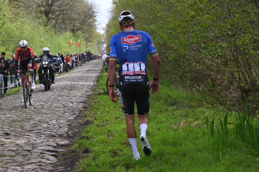 Siempre aguarda. Arenberg impone su presencia y engulló a Van der Poel porque el bosque no entiende de más ley e historia que la suya propia. Mathieu resurgió magnífico, pero una vez más, y esta vez le tocó a él, el mito de Arenberg fue un auténtico infierno.  #ParisRoubaix