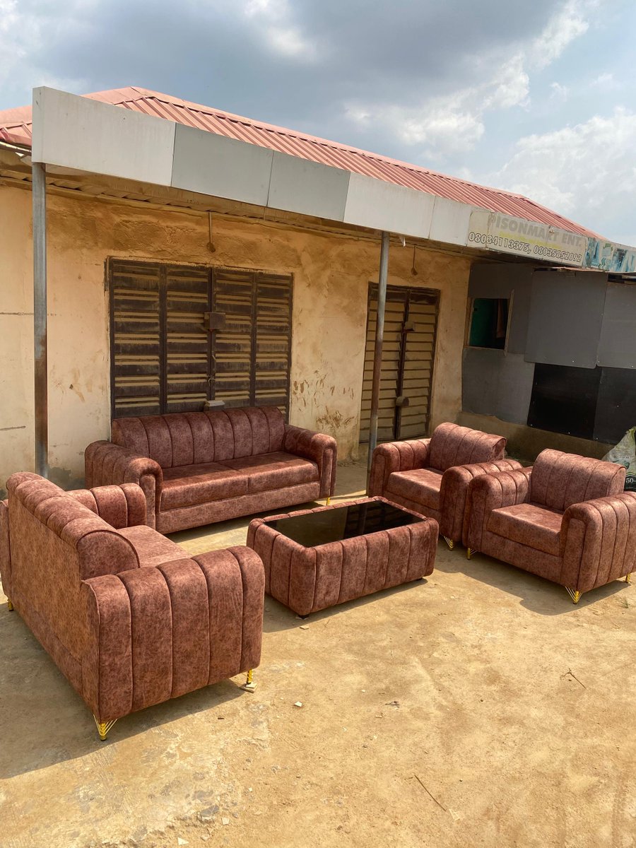Saheed13458186's tweet image. Update on my pallet sofa set 🔥 Just finished sanding it smooth and added a protective coat — now it's even sturdier and ready for those evening chills in the  sitting room . Which of the designs or colors are you going for? 

#PalletFurniture #DIYFurniture #PalletProject